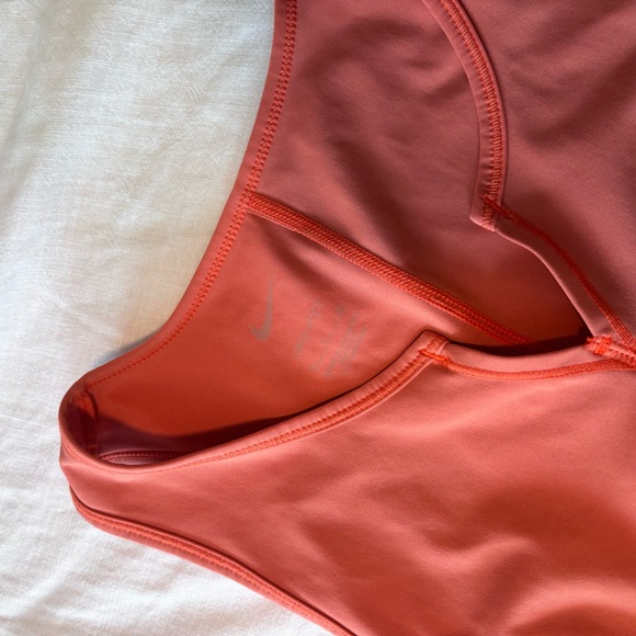 Woman’s Nike Cropped Tank Size Small - Picture 2 of 3